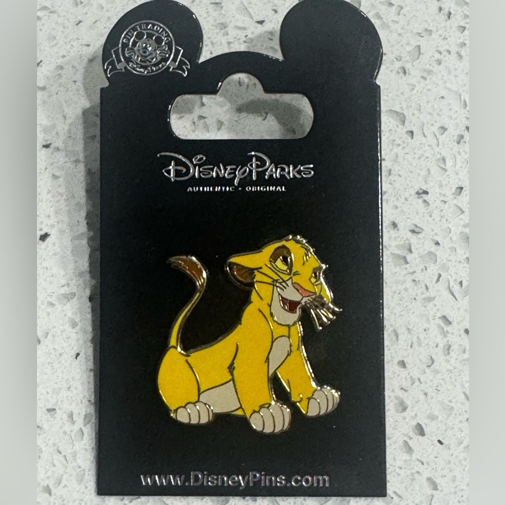 🦋 NWT - Disney Collectible Simba Pin